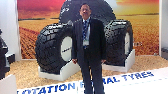 ODRecap: Super Carry unveiled, BMW invests in Scoop, and more Mr. P Vijayaraghavan, Director, TVS Srichakra Ltd. along with Flotation radial tyres at Reifen 2016(1)