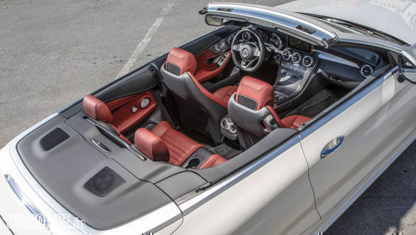 Mercedes-Benz C 300 Cabriolet;  Exterieur: designo diamantweiß bright; Interieur: Leder cranberry rot/schwarz; Stoffverdeck schwarz;  AMG Line;  Kraftstoffverbrauch kombiniert: 6,7 l/100 km; CO2-Emissionen kombiniert: 151 g/km; exterior: designo diamond white bright; interior: leather cranberry red/black; fabric soft top black;  AMG Line; fuel consumption combined: 6.7 l/100 km; CO2 emissions combined: 151 g/km