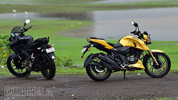 BajajPulsarAS200_vs_TVSApacheRTR200_021