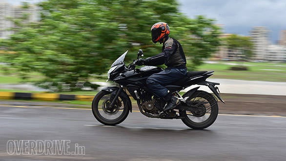 BajajPulsarAS200_vs_TVSApacheRTR200_032