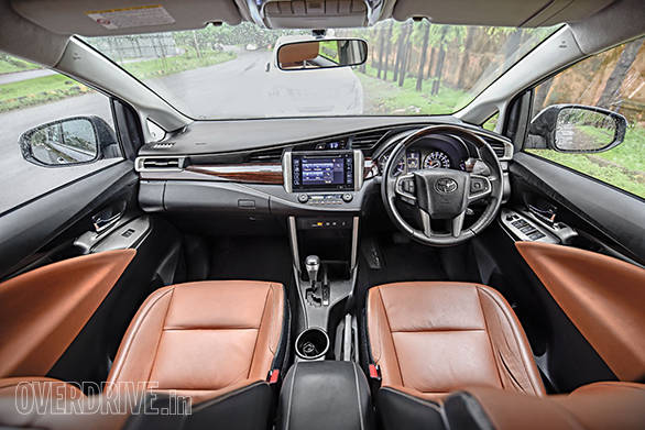 Toyota Innova Crysta AT vs Mahindra XUV500 AT (11)