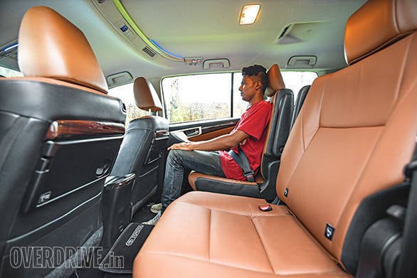 Toyota Innova Crysta AT vs Mahindra XUV500 AT (14)