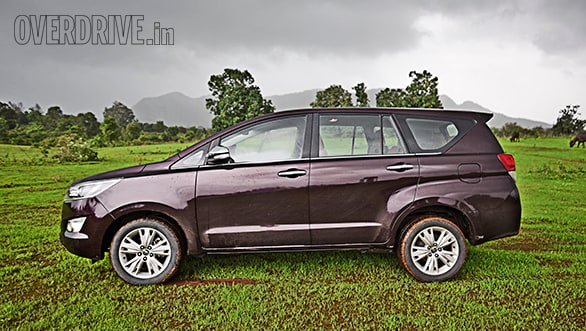 Toyota Innova Crysta AT vs Mahindra XUV500 AT (6)