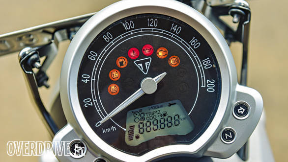 Triumph Street Twin vs Kawasaki Versys (8)