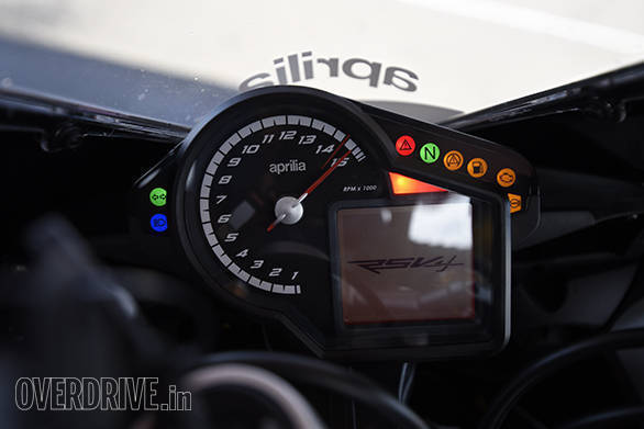 Aprilia RSV4 RF (4)