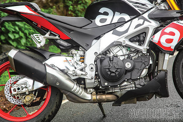 aprilia tuono vs suzuki gsx-s1000 vs triumph speed triple (10)