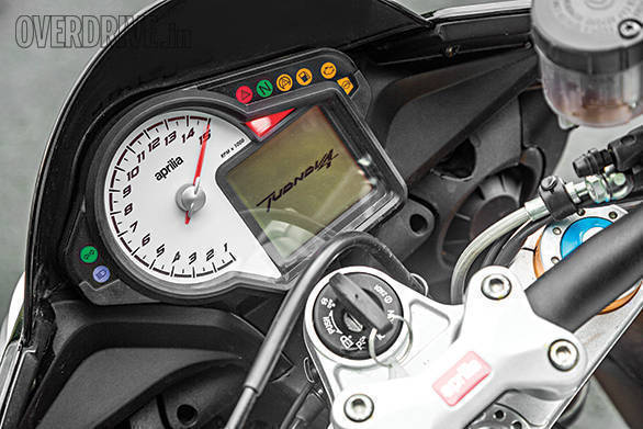 aprilia tuono vs suzuki gsx-s1000 vs triumph speed triple (11)
