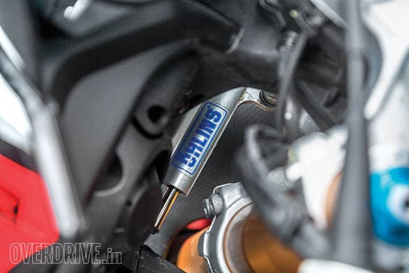 aprilia tuono vs suzuki gsx-s1000 vs triumph speed triple (12)