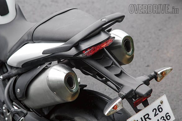 aprilia tuono vs suzuki gsx-s1000 vs triumph speed triple (2)