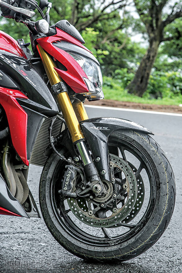 aprilia tuono vs suzuki gsx-s1000 vs triumph speed triple (3)