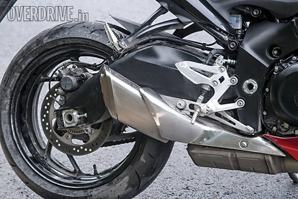 aprilia tuono vs suzuki gsx-s1000 vs triumph speed triple (4)