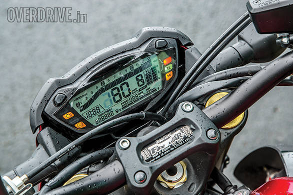 aprilia tuono vs suzuki gsx-s1000 vs triumph speed triple (5)