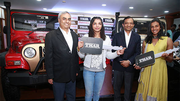 Mahindra gifts Thar to PV Sindhu and Sakshi Malik Olympic winners_Picture