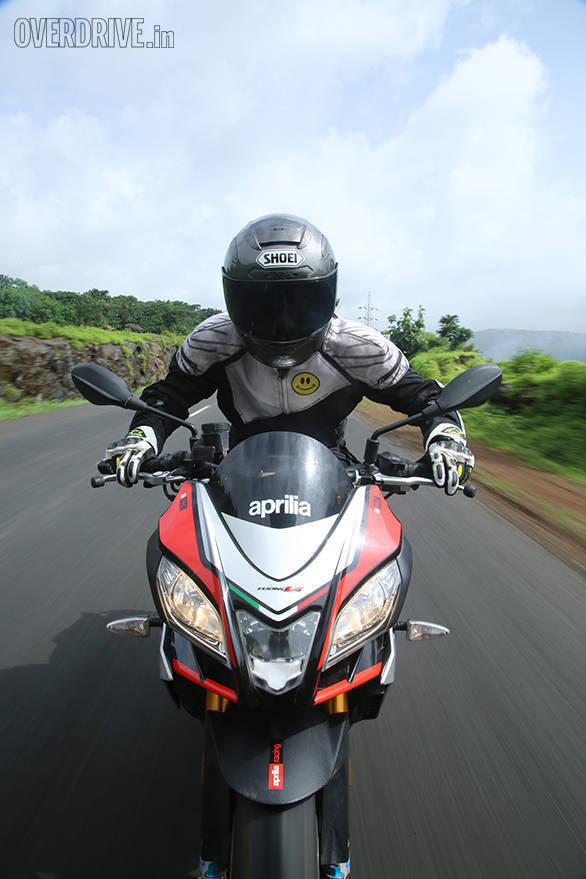 aprilia tuono vs suzuki gsx-s1000 vs triumph speed triple (17)