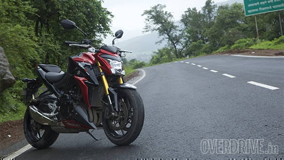 aprilia tuono vs suzuki gsx-s1000 vs triumph speed triple (19)