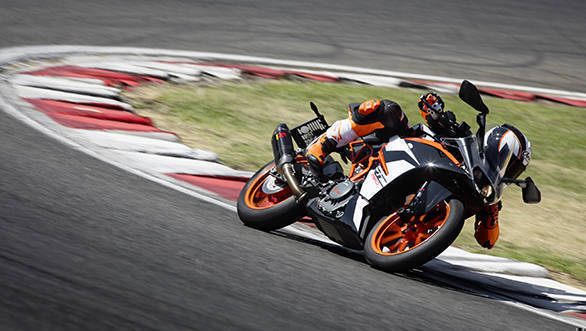 KTM RC 390_Action 01