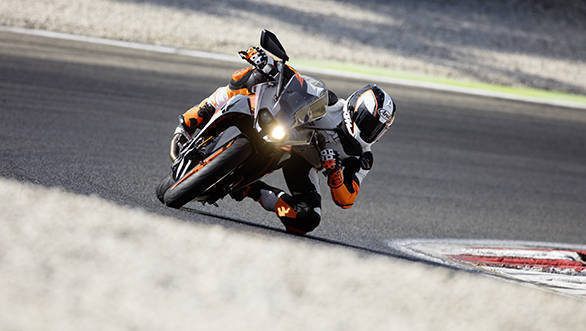 Image gallery: 2017 KTM RC 390 and RC 200 KTM RC 390_Action 05