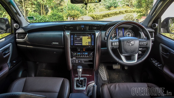 Spec comparo: Toyota Fortuner vs Ford Endeavour vs Hyundai Santa Fe 2016 Toyota Fortuner (105)