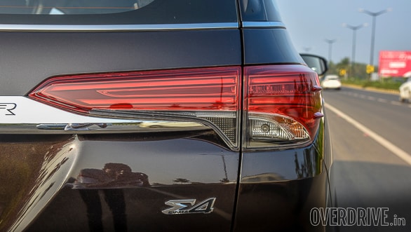 2016 Toyota Fortuner (44)