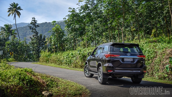 Spec comparo: Toyota Fortuner vs Ford Endeavour vs Hyundai Santa Fe 2016 Toyota Fortuner (56)