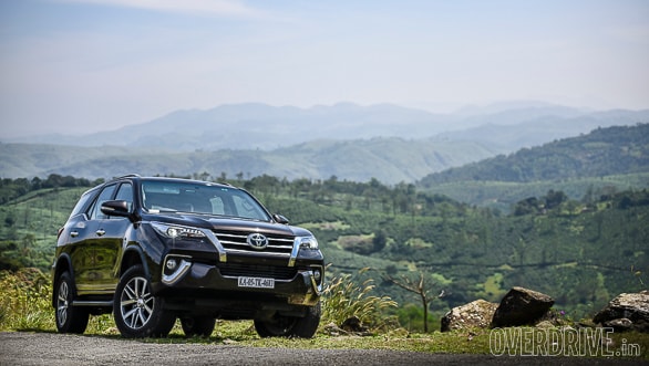 Spec comparo: Toyota Fortuner vs Ford Endeavour vs Hyundai Santa Fe 2016 Toyota Fortuner (71)