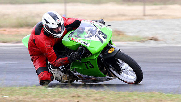 Ami van Poederooijen won both races in this round, giving him the title in the Super Sport 300-400cc class