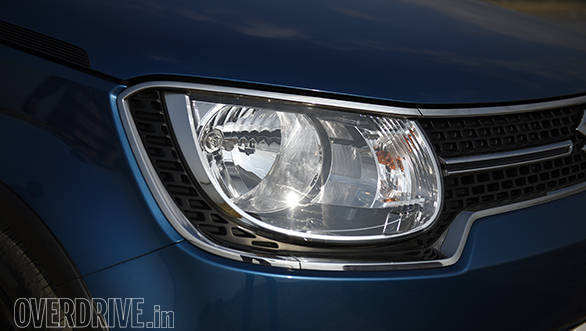 The design of the floating headlamps is quite cool, and looks nice even with the halogen lamps