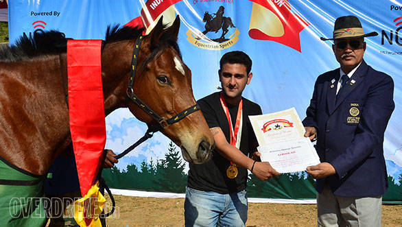 37-Krish-Saigal-receiving-the-winner-of-the-40-kms-Endurance-Prize-from-the-international-level-judge,-Colonel-Yadav-of-The-Indian-Army