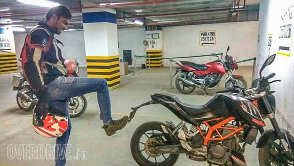Lijo is still figuring out where the kick-starter is on Rishaad's KTM 390