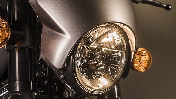 The aggressive little fairing, speed screen in Harley-speak on the 2017 Harley-Davidson Street Rod looks aggressive as it should, especially in contrast colours like the grey or the green. I wish the headlight and fairing were more integrated but it looks good.