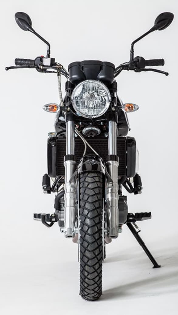 While the headlight design of the 2017 Jawa 660 Vintage looks similar to the 350 OHC, it gets a black mirrors and a radiator.