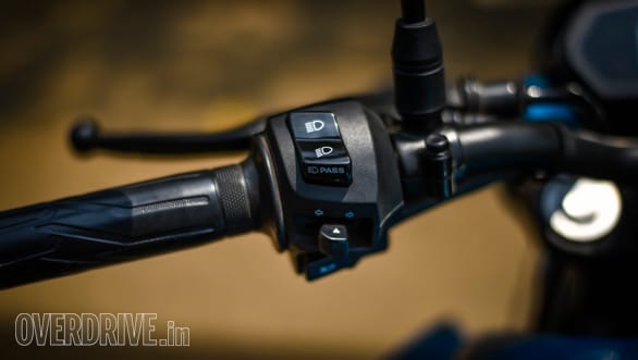 Pass-light switch requires unanchoring your thumb from the bar