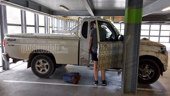 Spied: Next-gen Mahindra Scorpio Getaway single cab and dual cab caught testing Mahindra Scorpio Getaway single cab (1)