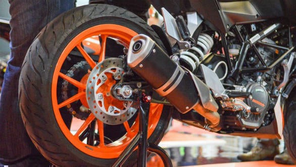 KTM Duke 200 seen with side-mounted exhaust in Indonesia