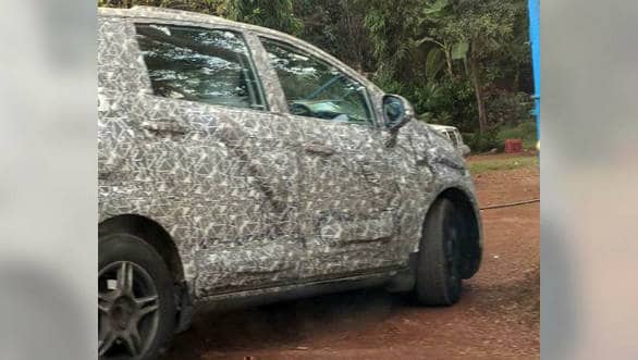 Upcoming Mahindra U321 MPV seen in more spyshots