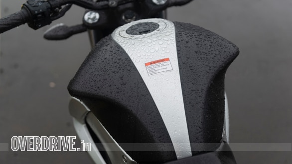 Comparison test: Suzuki Gixxer 250 vs Bajaj Dominar 400