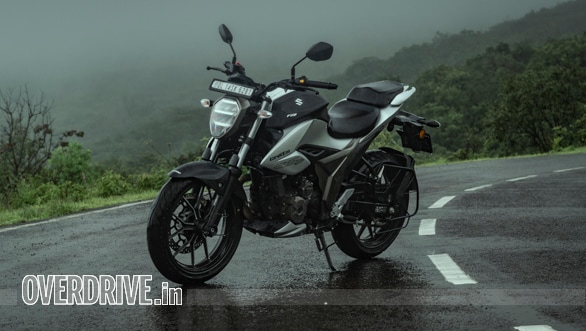 Comparison test: Suzuki Gixxer 250 vs Bajaj Dominar 400
