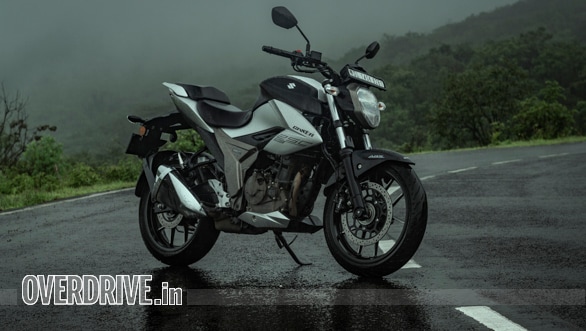 Comparison test: Suzuki Gixxer 250 vs Bajaj Dominar 400