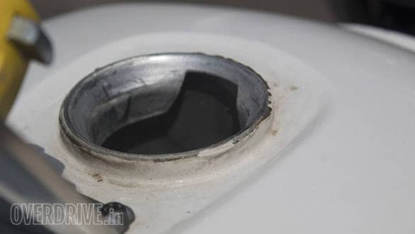 TVS RADEON Longterm Report OVERDRIVE - Fuel tank lid