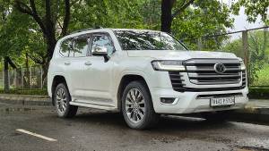 Straight-piped: The automotive crocodiles